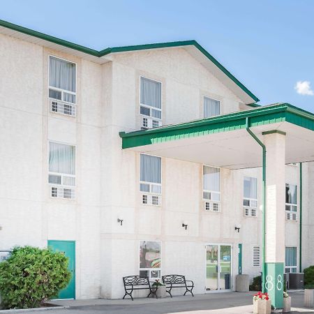 Hotel Super 8 By Wyndham Dauphin Extérieur photo