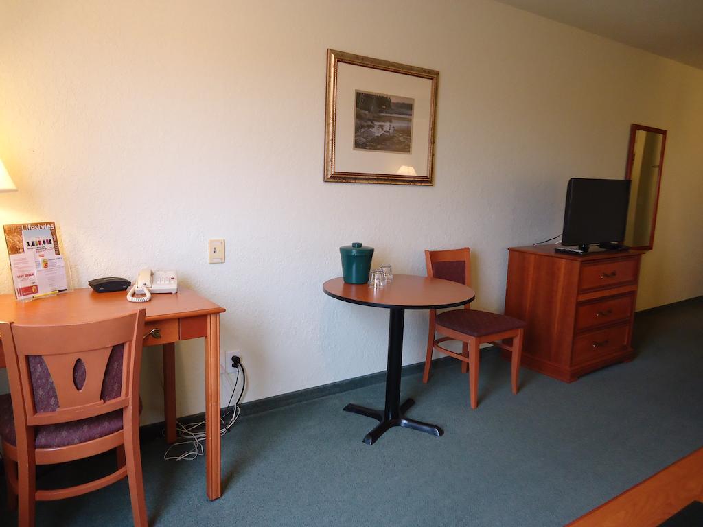 Hotel Super 8 By Wyndham Dauphin Extérieur photo