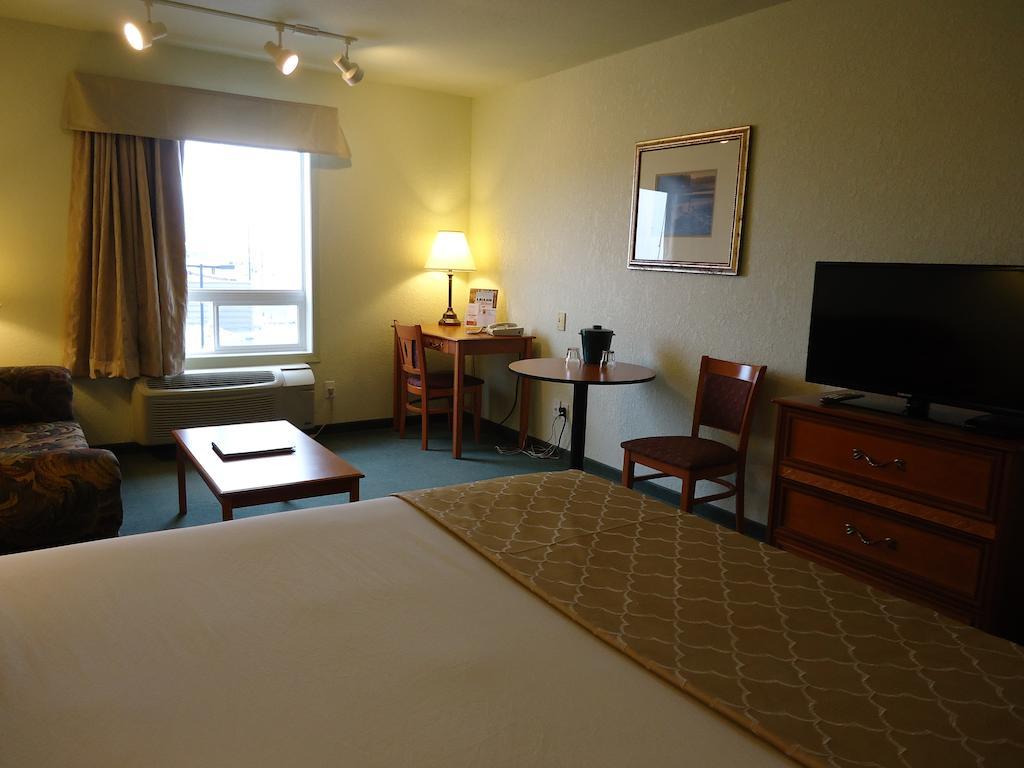 Hotel Super 8 By Wyndham Dauphin Extérieur photo