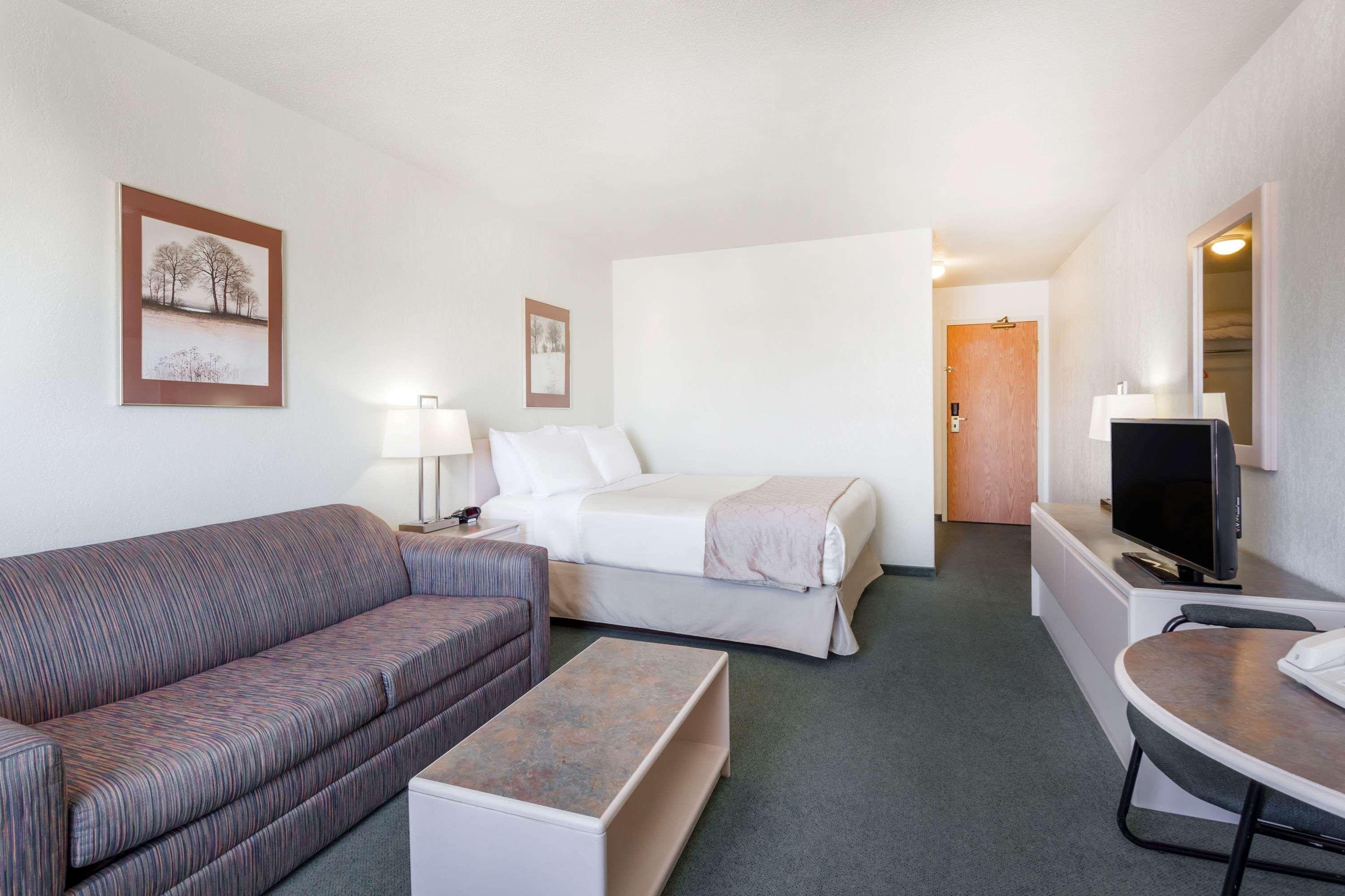 Hotel Super 8 By Wyndham Dauphin Extérieur photo