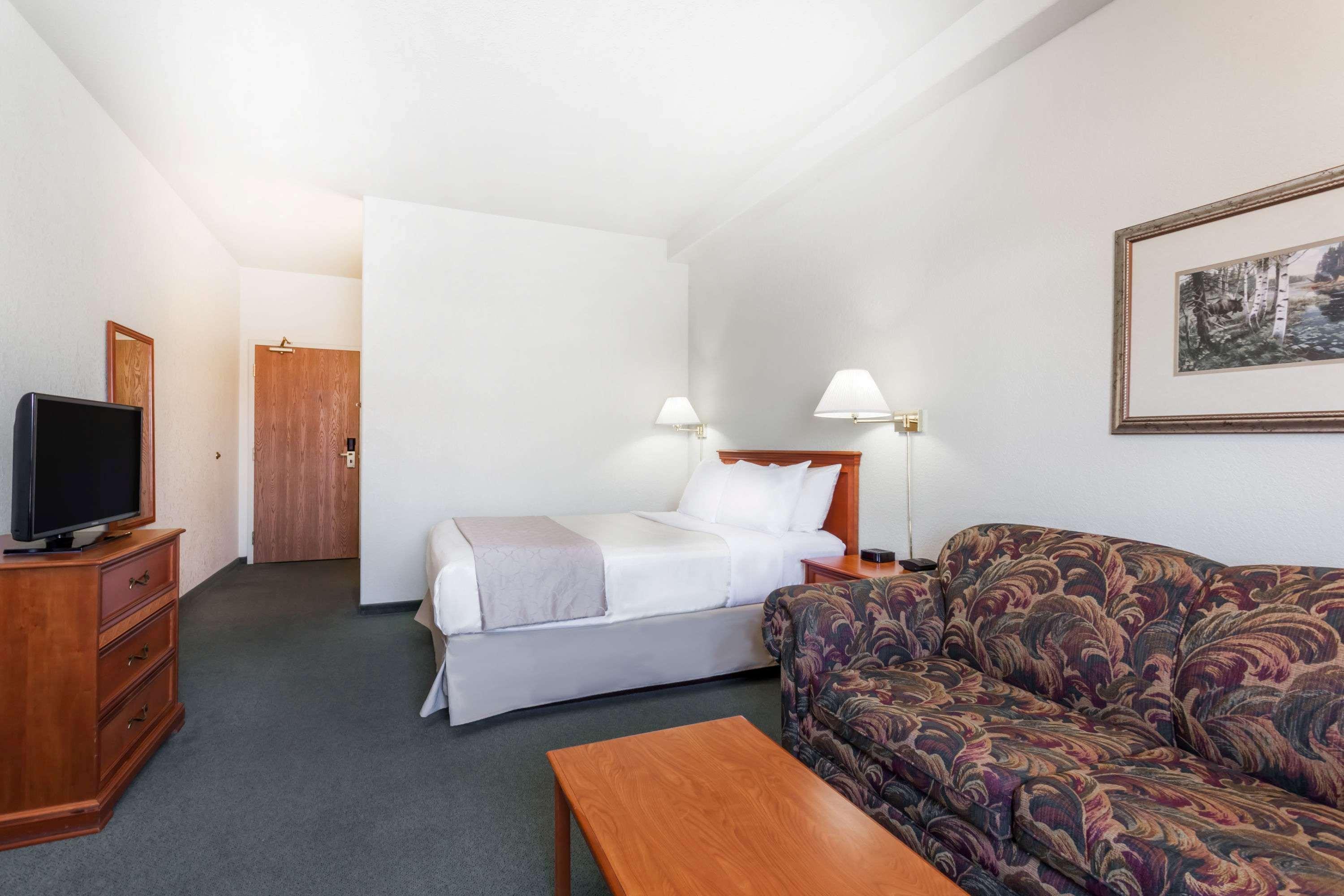 Hotel Super 8 By Wyndham Dauphin Extérieur photo