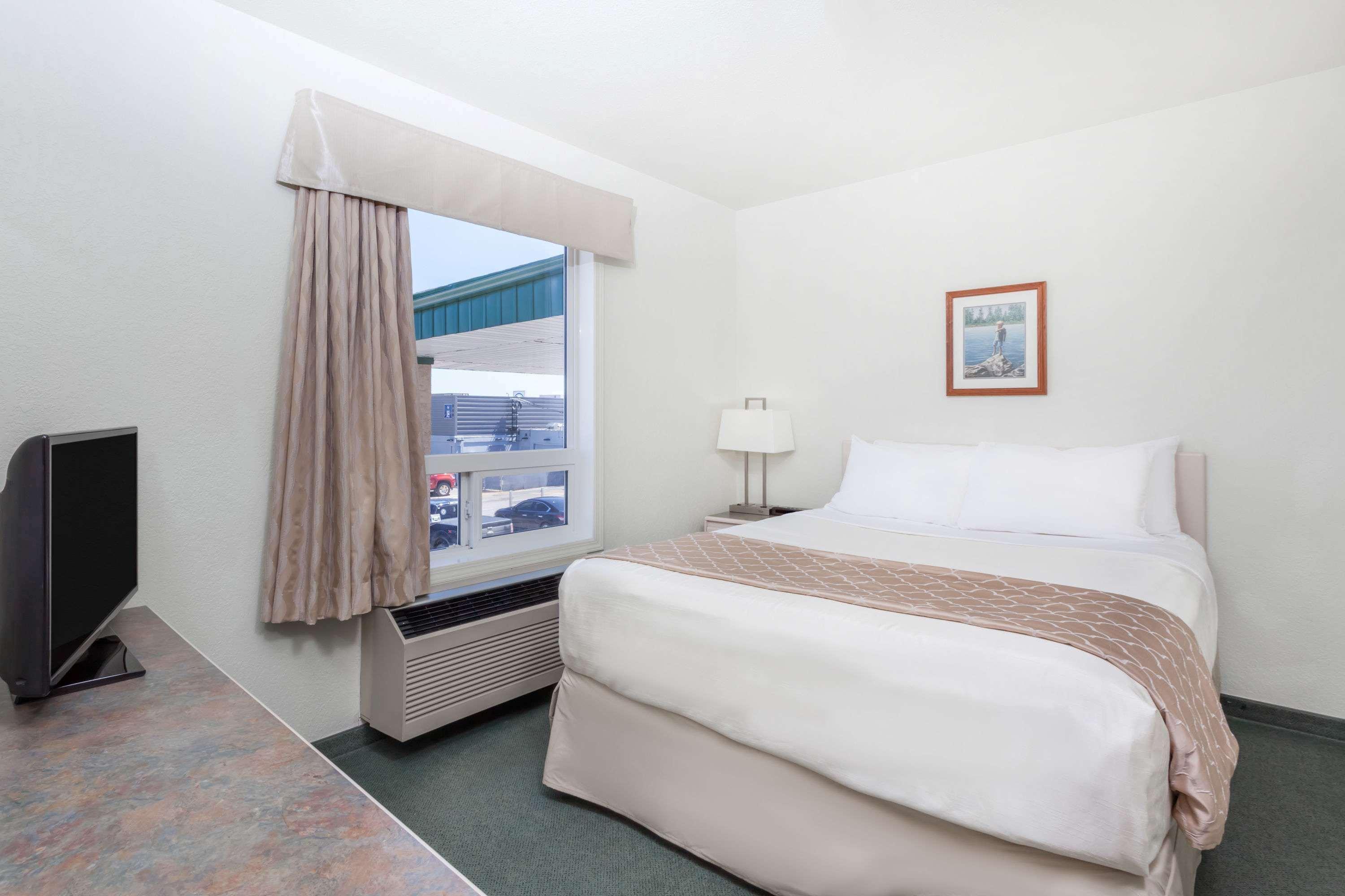 Hotel Super 8 By Wyndham Dauphin Extérieur photo
