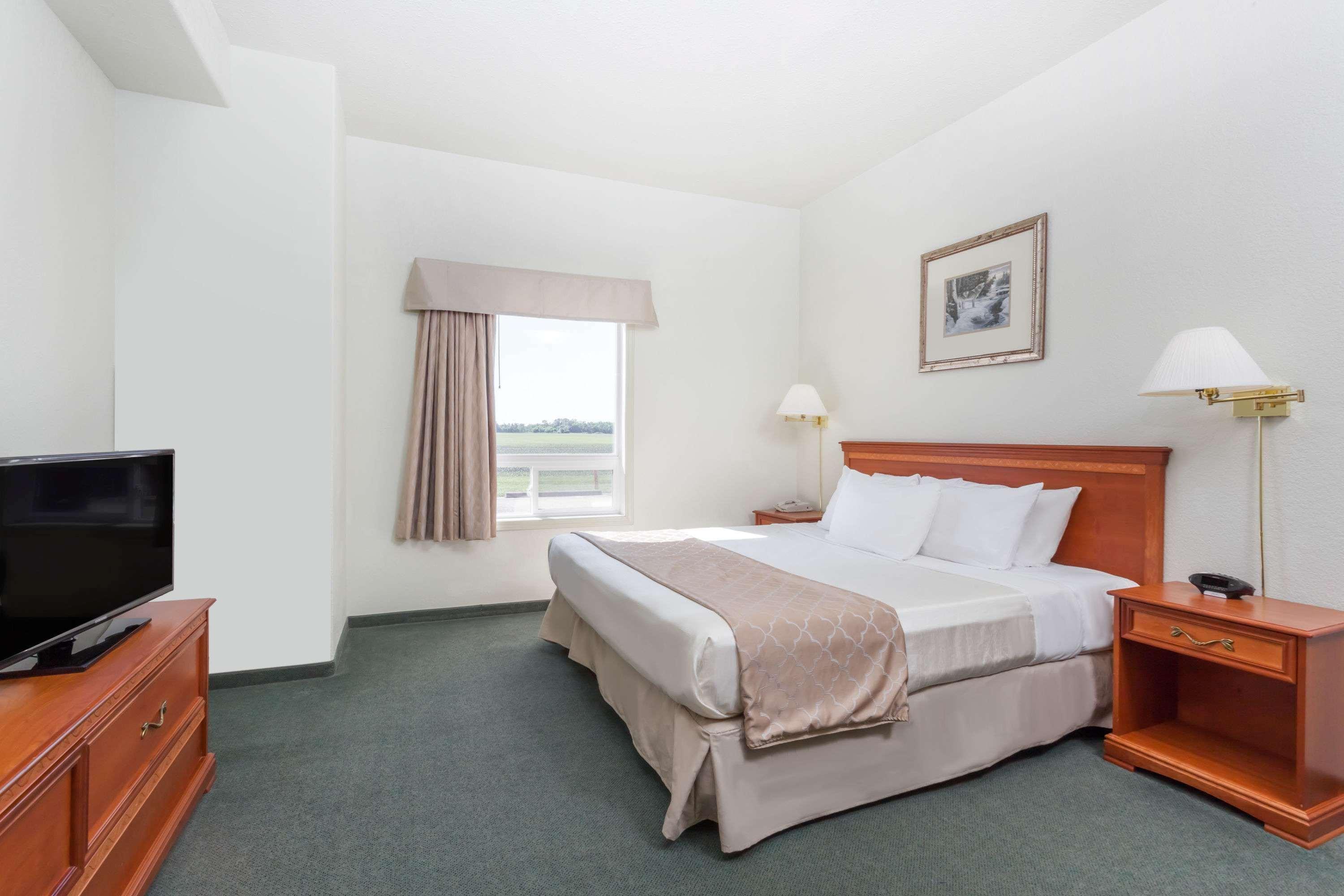 Hotel Super 8 By Wyndham Dauphin Extérieur photo