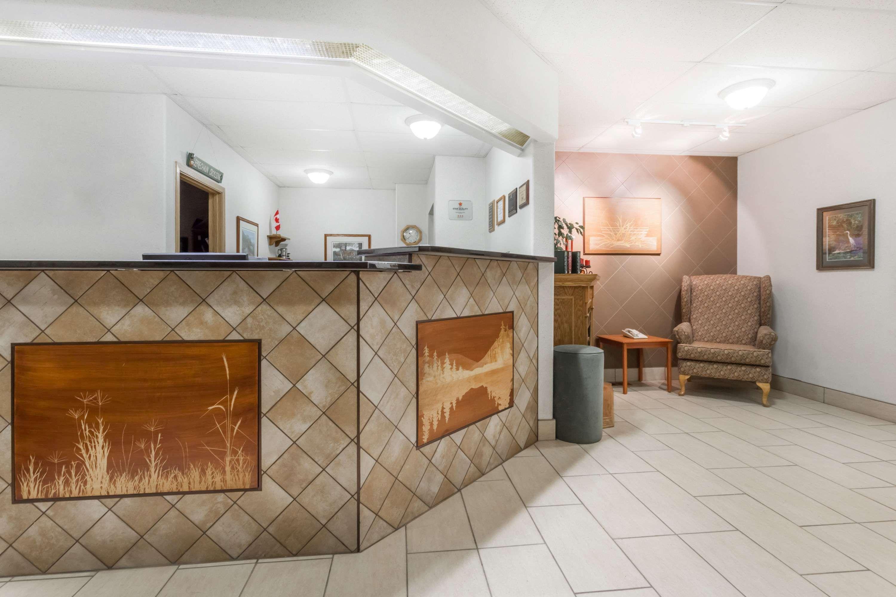 Hotel Super 8 By Wyndham Dauphin Extérieur photo