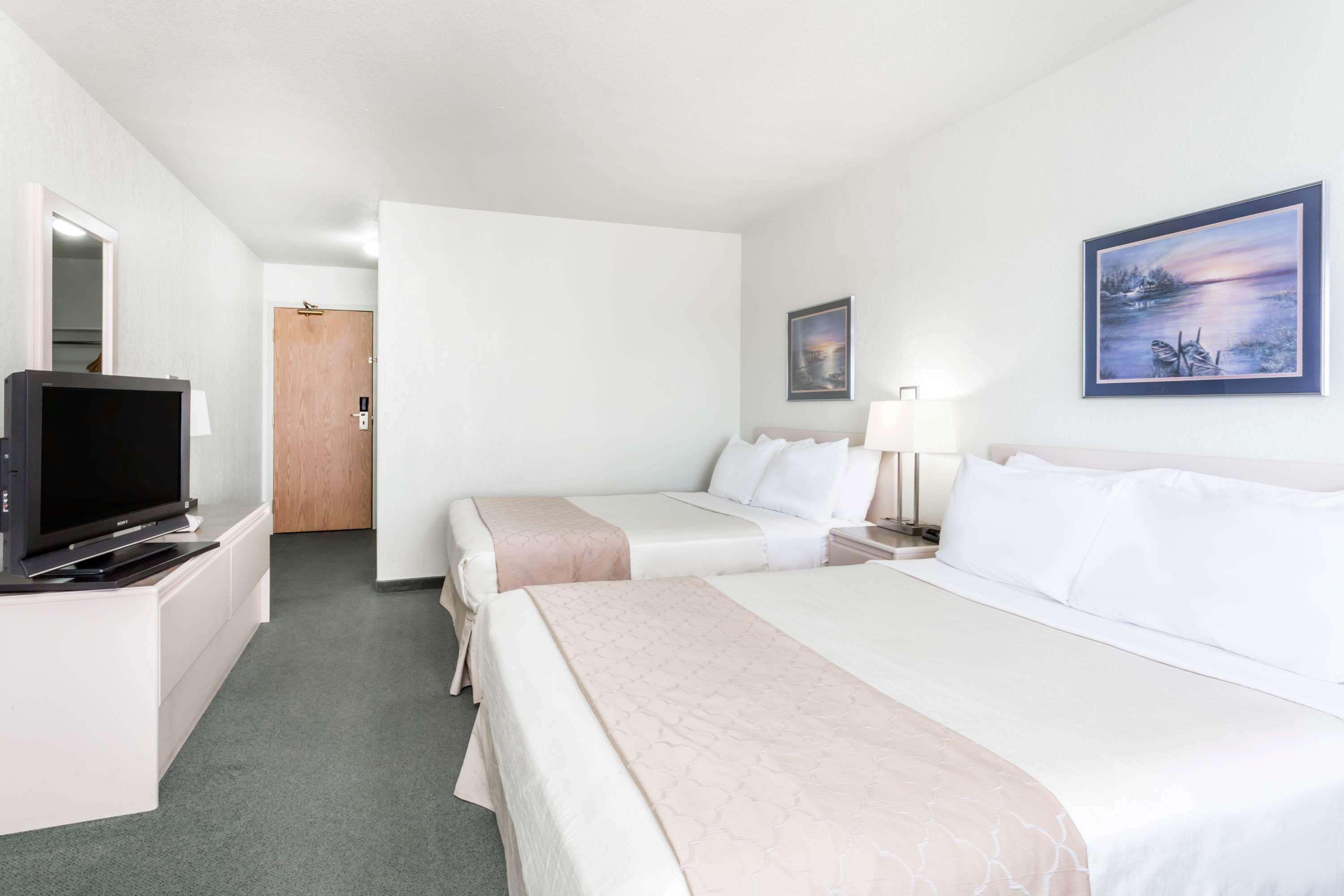 Hotel Super 8 By Wyndham Dauphin Extérieur photo
