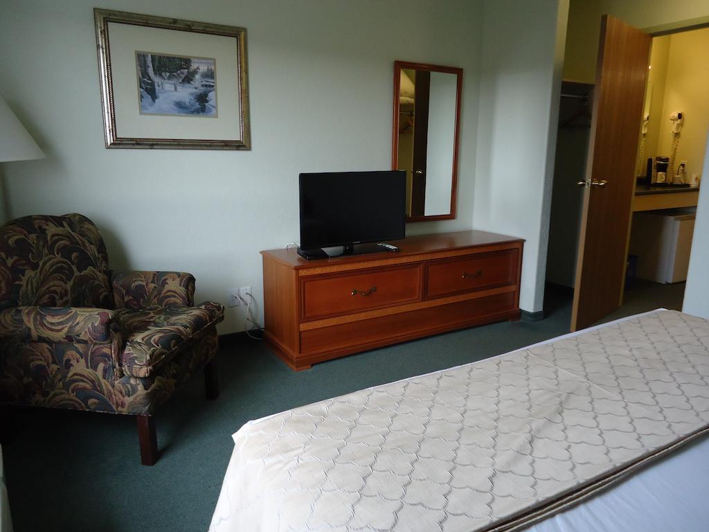 Hotel Super 8 By Wyndham Dauphin Extérieur photo