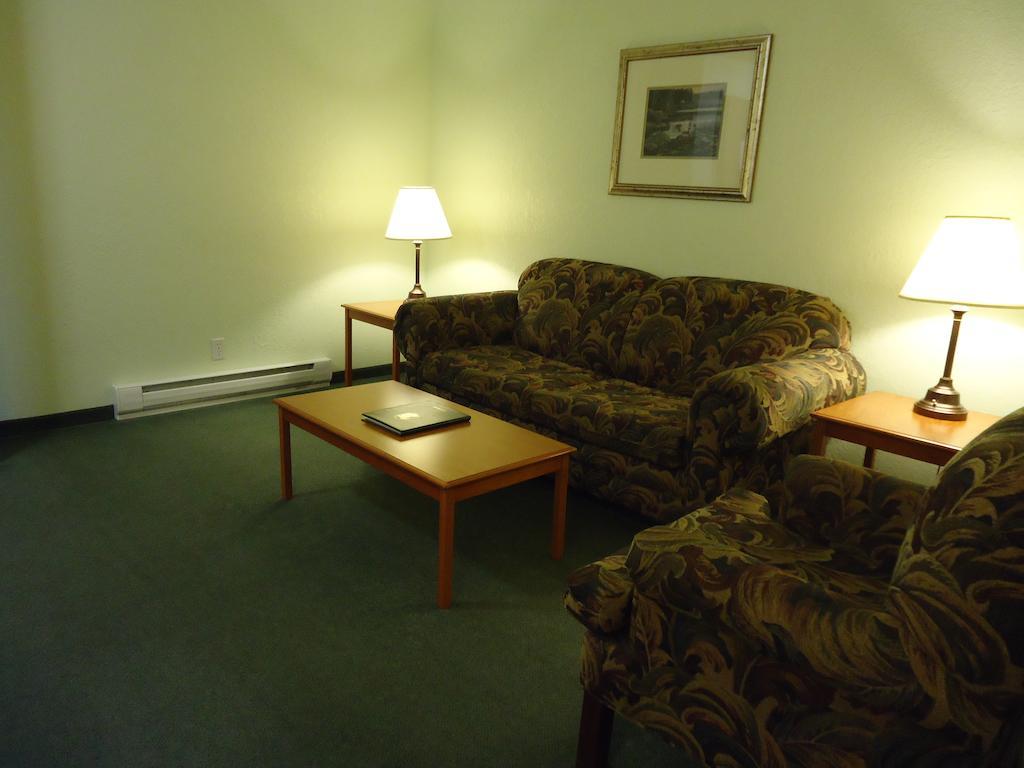 Hotel Super 8 By Wyndham Dauphin Extérieur photo