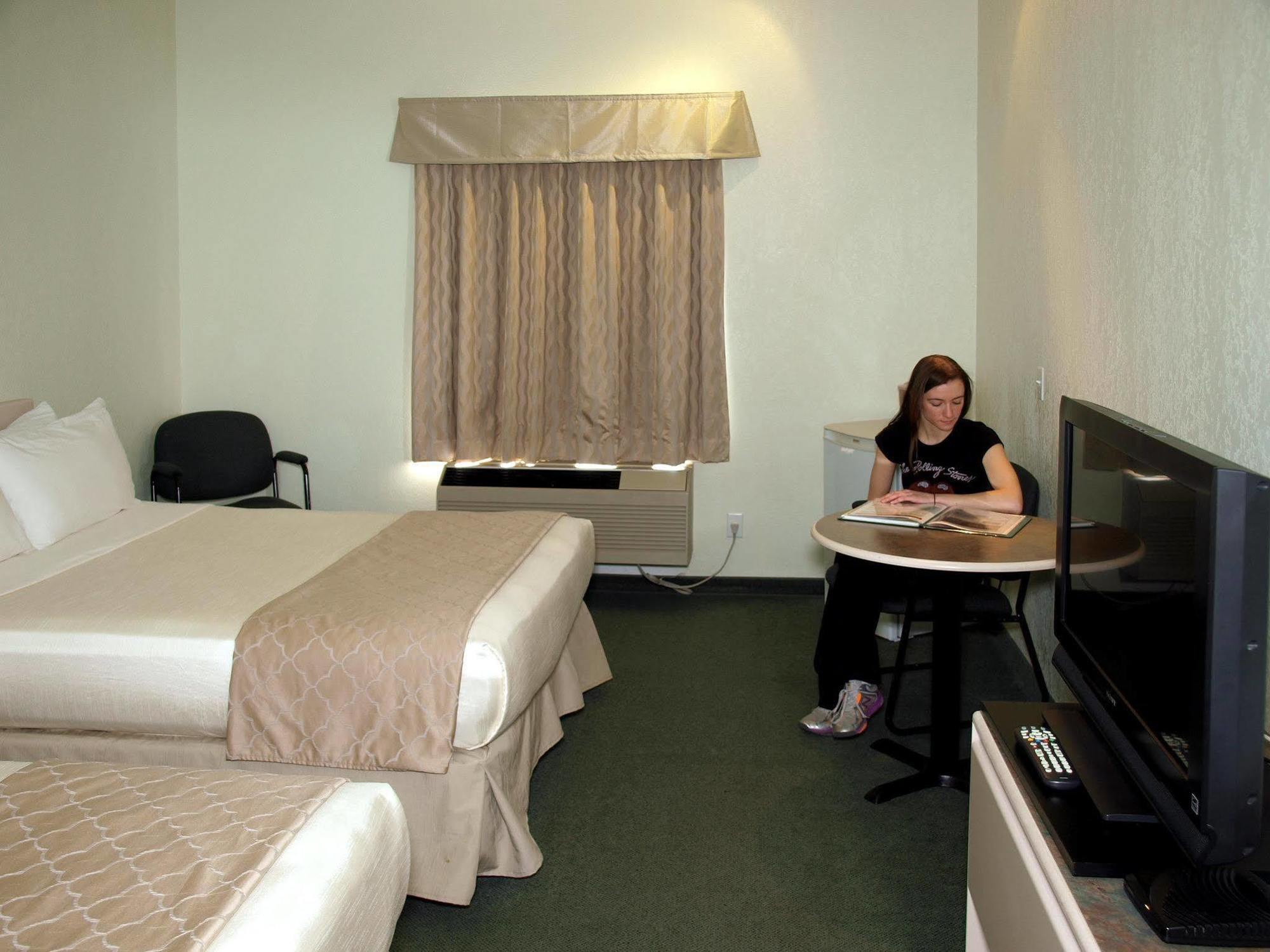 Hotel Super 8 By Wyndham Dauphin Extérieur photo