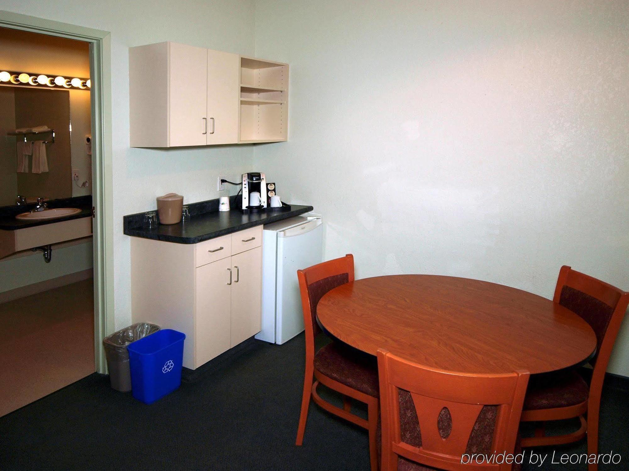Hotel Super 8 By Wyndham Dauphin Extérieur photo