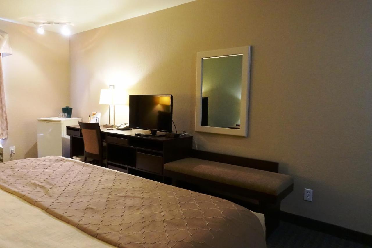 Hotel Super 8 By Wyndham Dauphin Extérieur photo