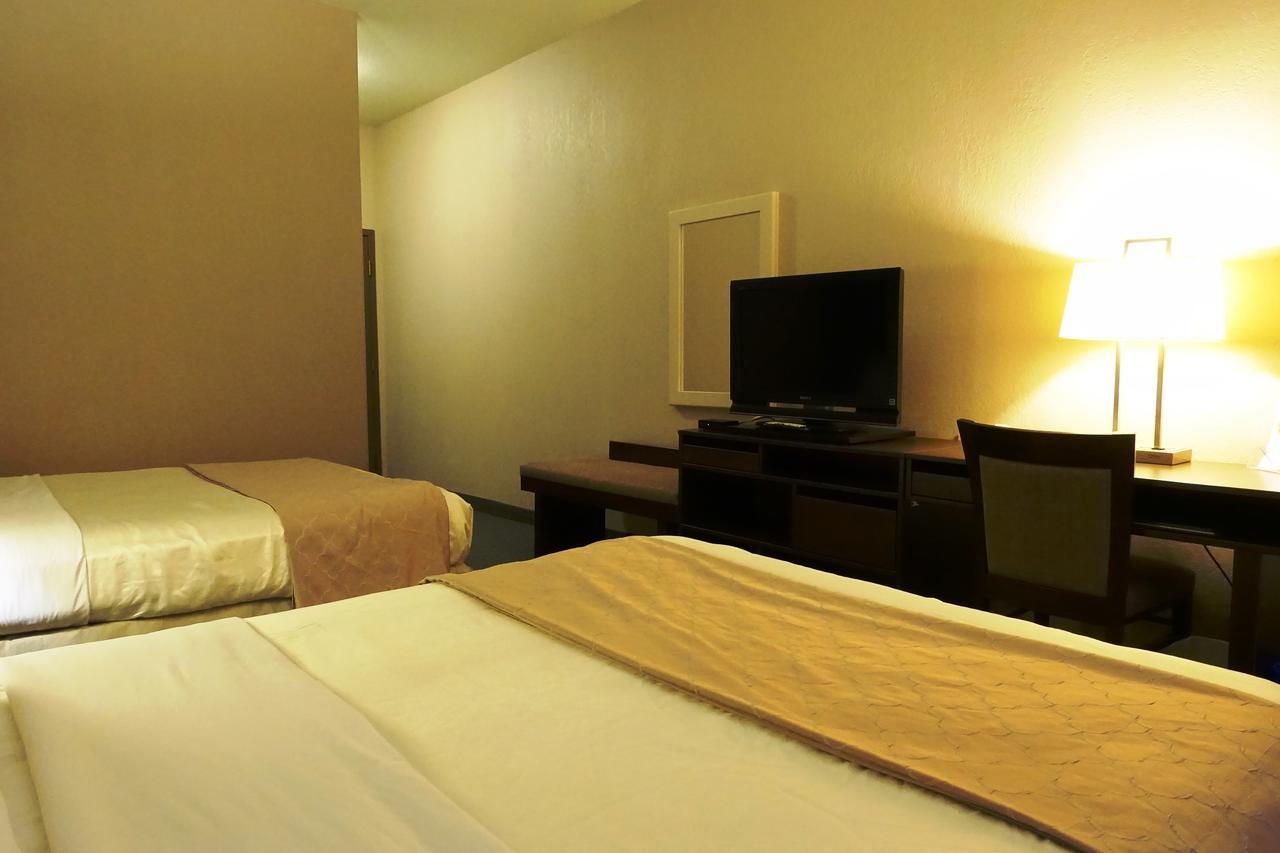 Hotel Super 8 By Wyndham Dauphin Extérieur photo
