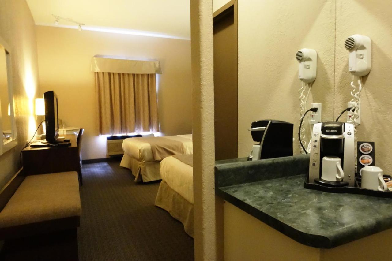 Hotel Super 8 By Wyndham Dauphin Extérieur photo