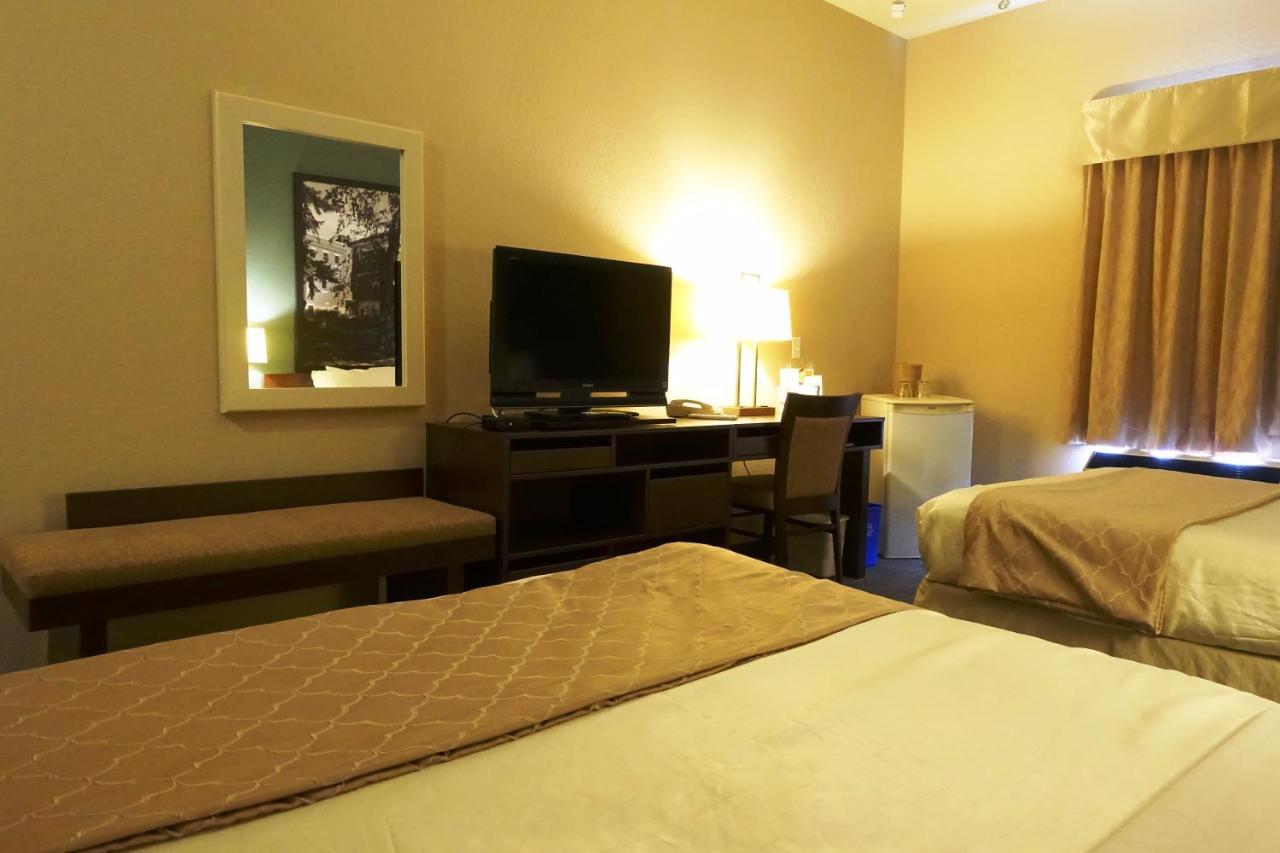 Hotel Super 8 By Wyndham Dauphin Extérieur photo