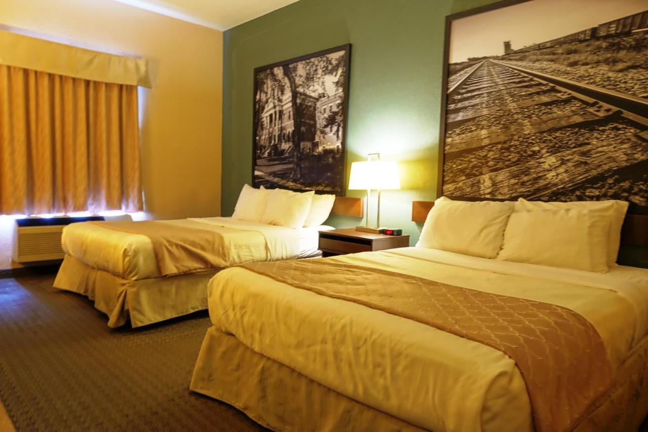 Hotel Super 8 By Wyndham Dauphin Extérieur photo