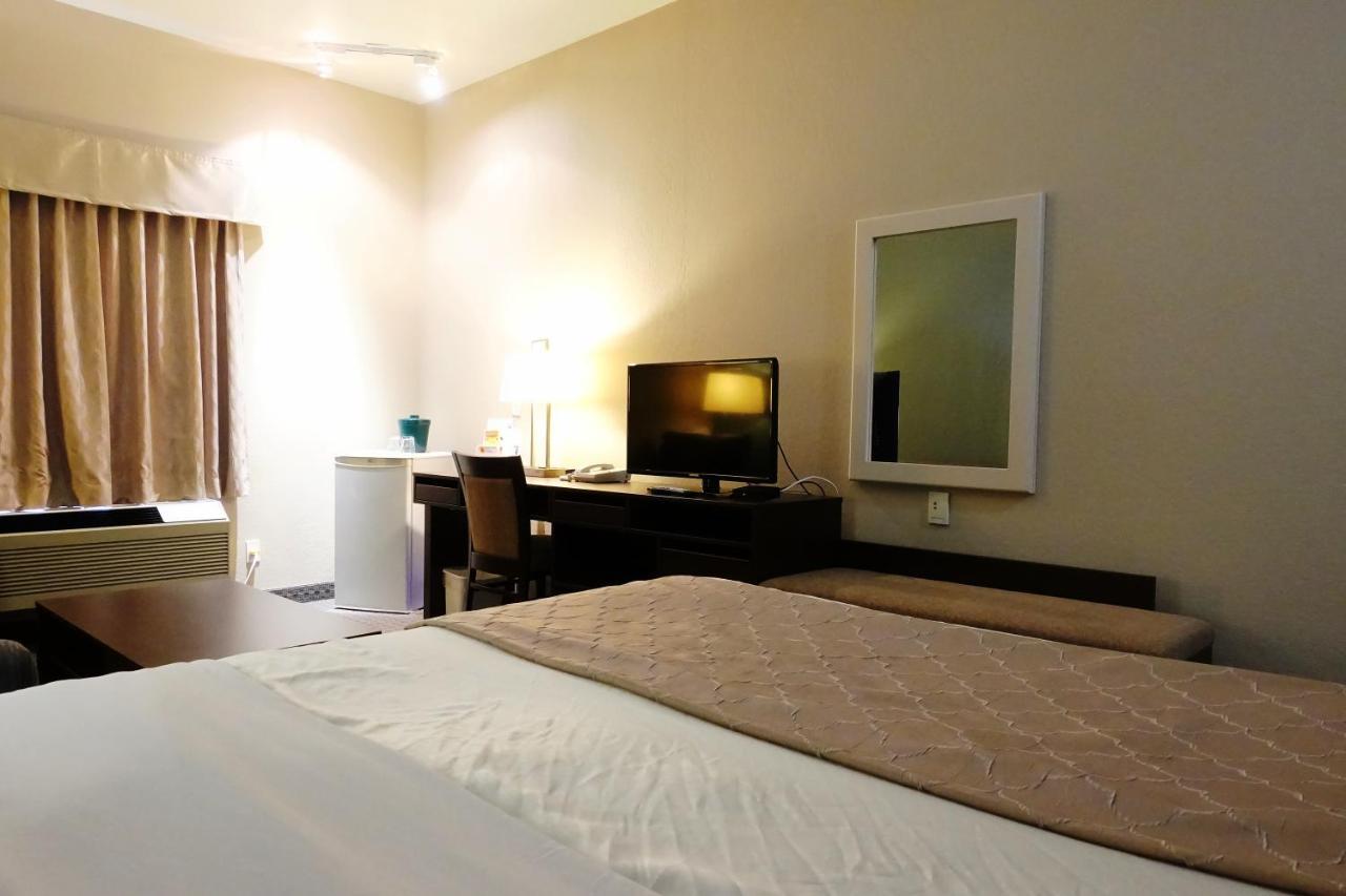 Hotel Super 8 By Wyndham Dauphin Extérieur photo
