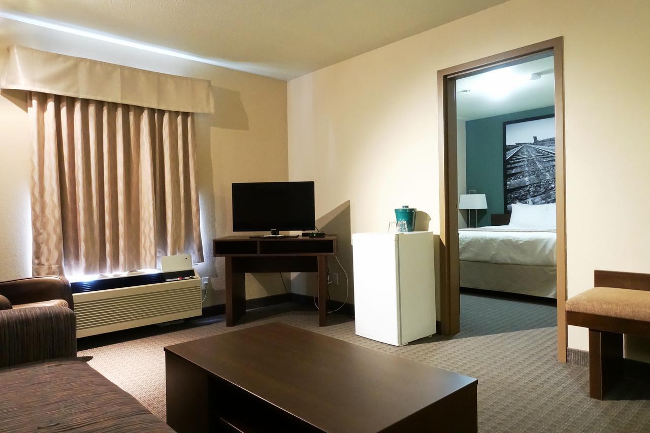 Hotel Super 8 By Wyndham Dauphin Extérieur photo