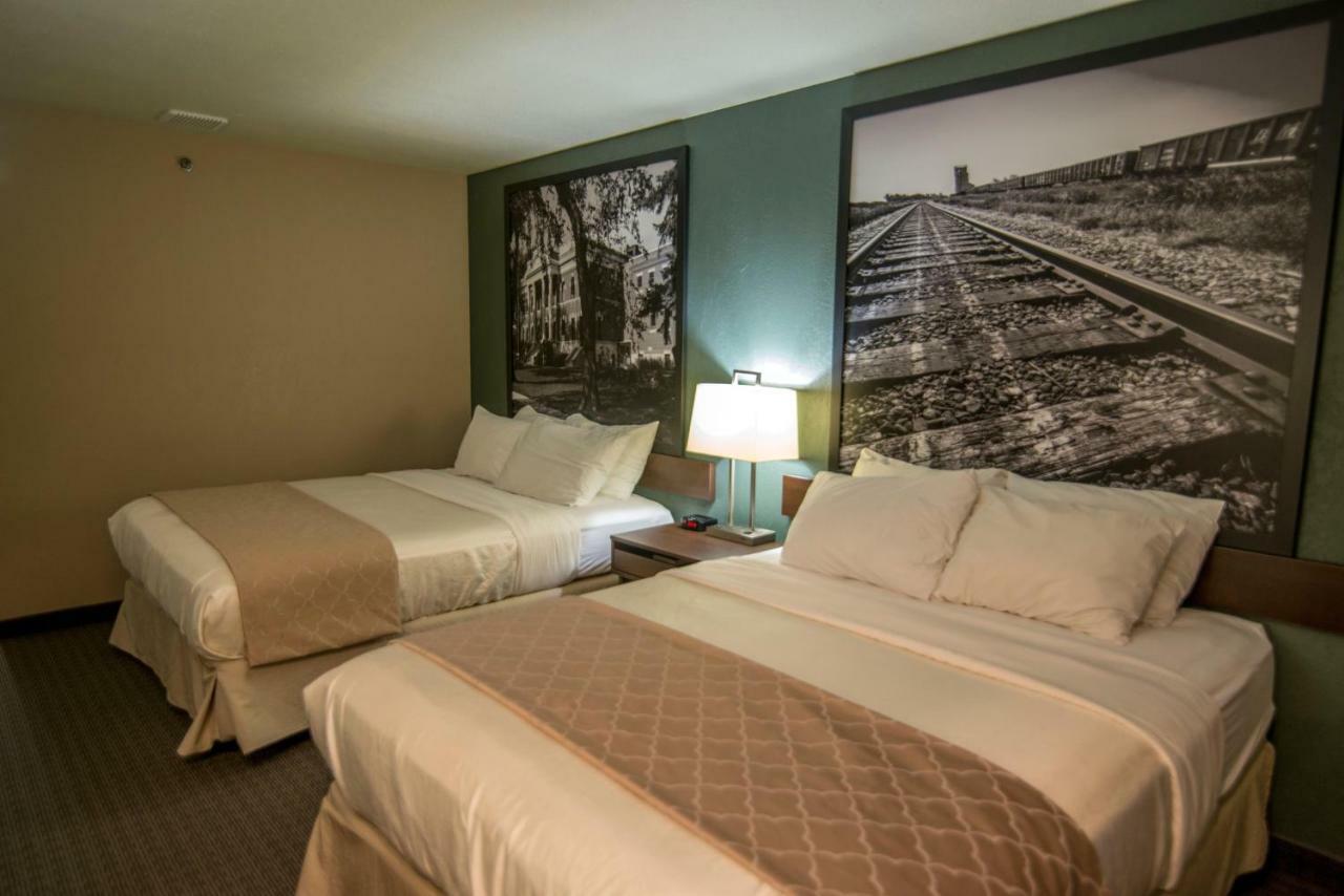 Hotel Super 8 By Wyndham Dauphin Extérieur photo
