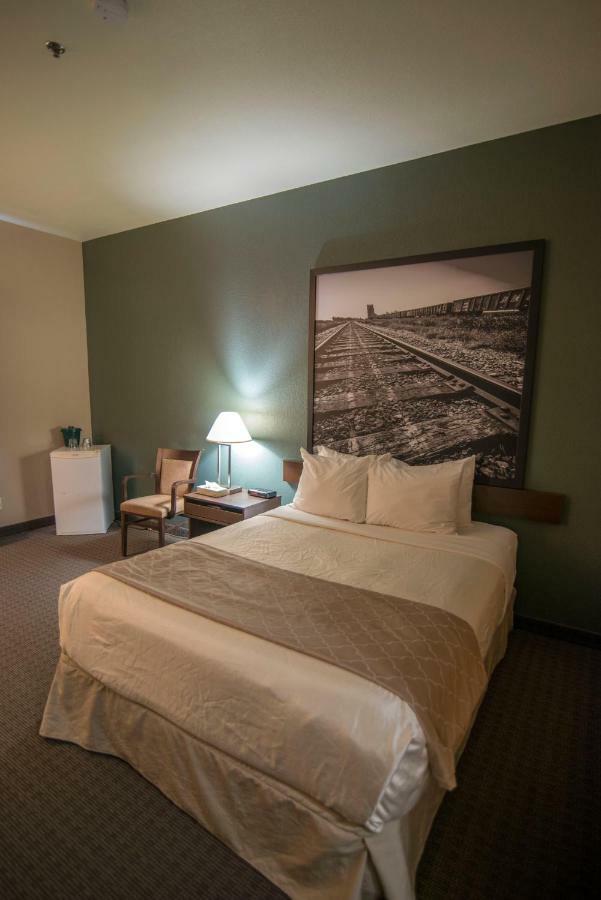 Hotel Super 8 By Wyndham Dauphin Extérieur photo