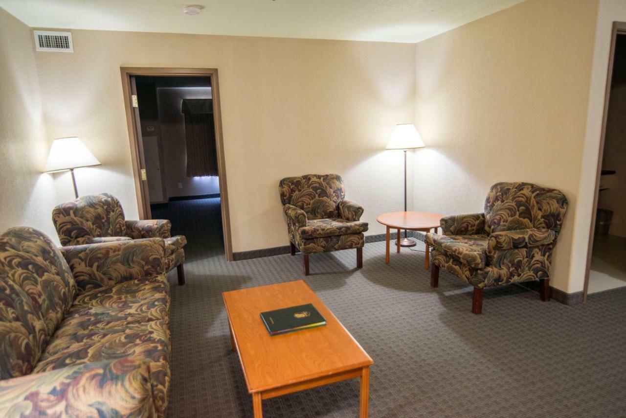 Hotel Super 8 By Wyndham Dauphin Extérieur photo