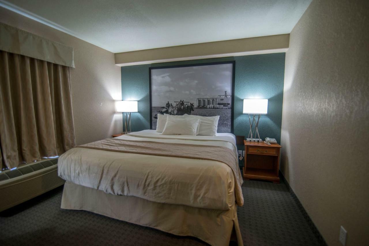 Hotel Super 8 By Wyndham Dauphin Extérieur photo
